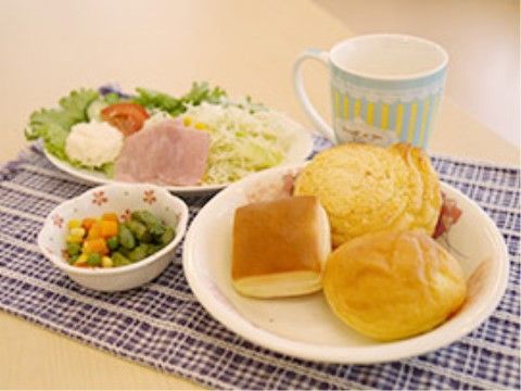 サラダ・パン・漬物・牛乳、爽やかな食事である。