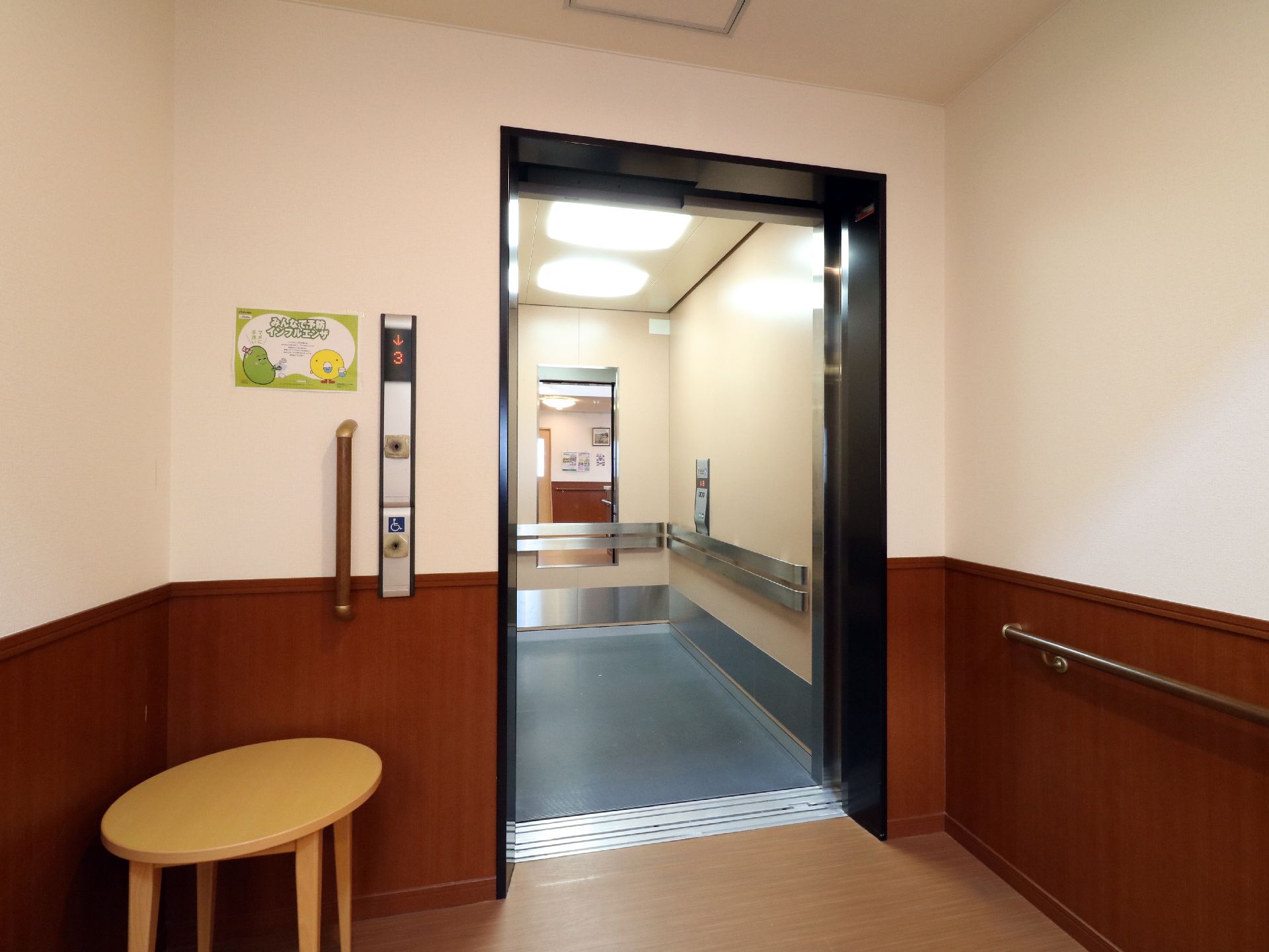 エレベーターホールには小さなテーブルが置いてある。