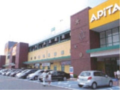 施設の近くには、食料品やファッション、飲食店、アミューズメント施設などが出店している便利な商業施設がある。
