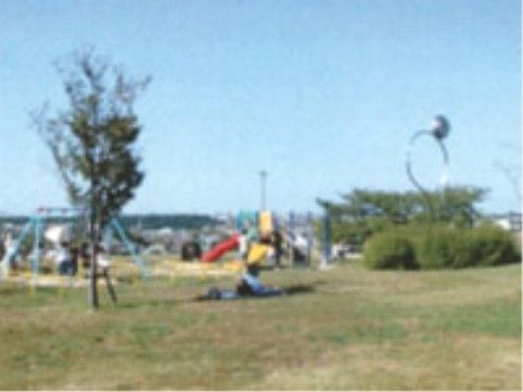 近くに芝生がある公園があり、家族や入居者様同士で自然を楽しむことができる。公園内には360度景色を見渡せる場所もある。