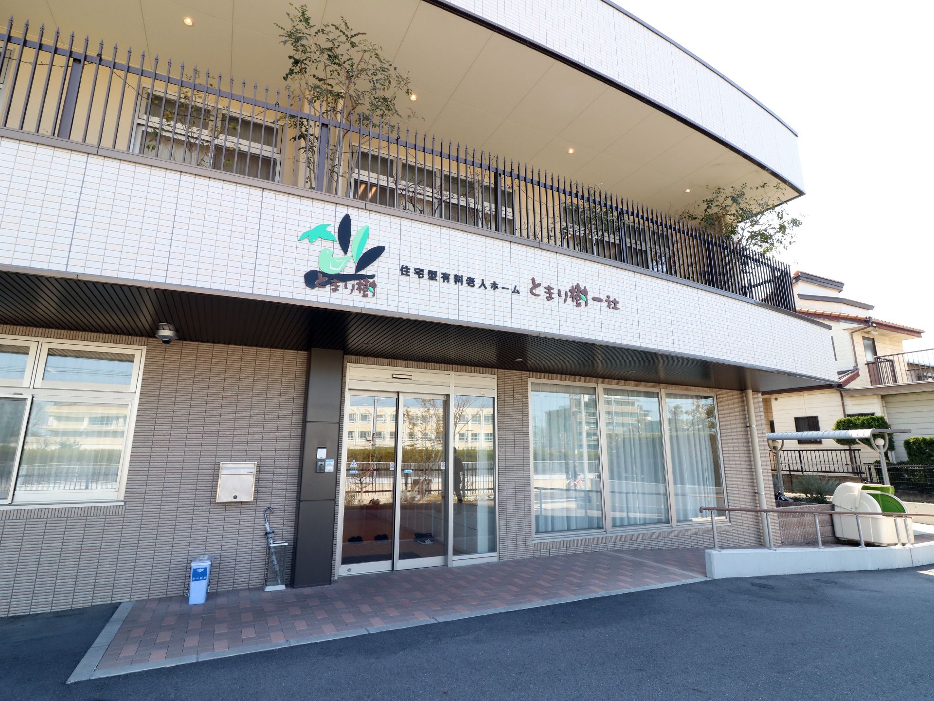 エントランス脇にはスロープがついている。
