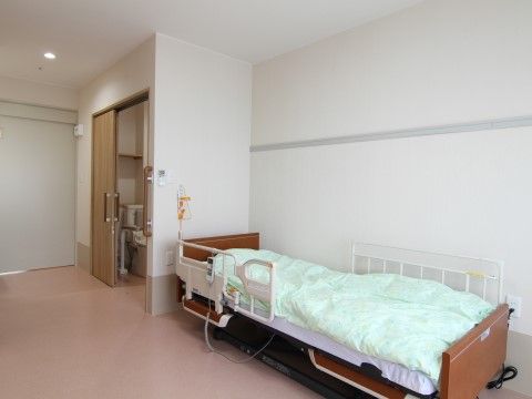 居室内にはトイレも設置されている。段差のないバリアフリーフローリング。