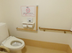 バリアフリー設計のトイレ空間