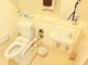 介護施設内のトイレと洗面所