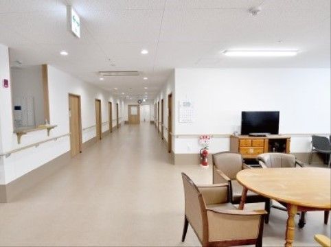 椅子や手すりのある共有スペース