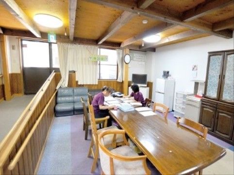 手すりのある共有スペース