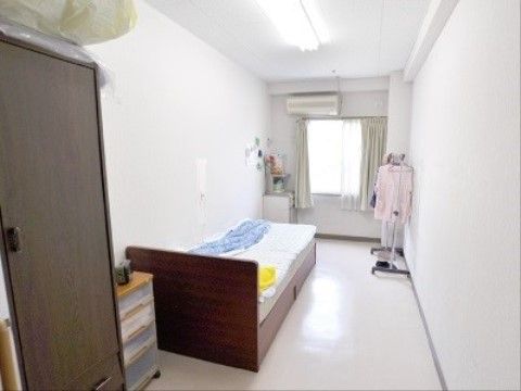 介護ベッドのある居室