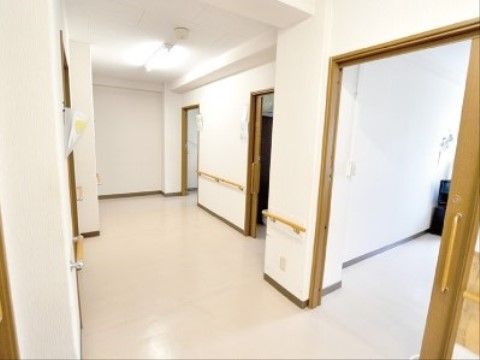 手すりのある廊下