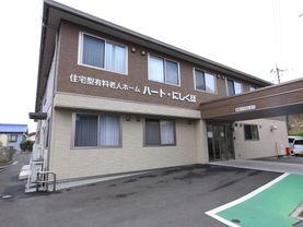 駐車場から出入口までは緩やかなスロープとなっている。車椅子をご利用の方も安全かつ楽に通行することができる。