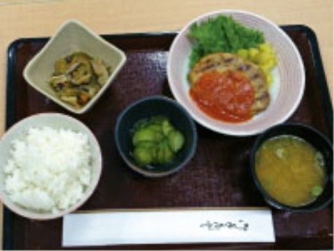 おかずや汁物、野菜やお肉がバランス良くそろったお食事