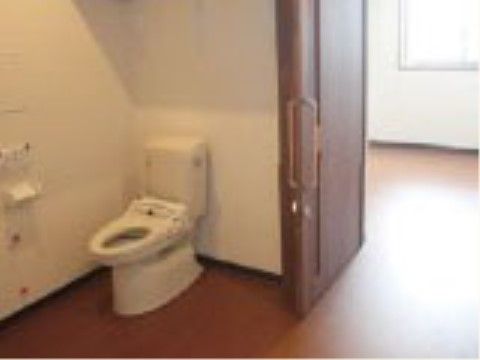 入り口の広いトイレには、車椅子に乗ったまま入ることができる。移動の負担が軽くなるため、車椅子をご利用の方でも使用しやすい。