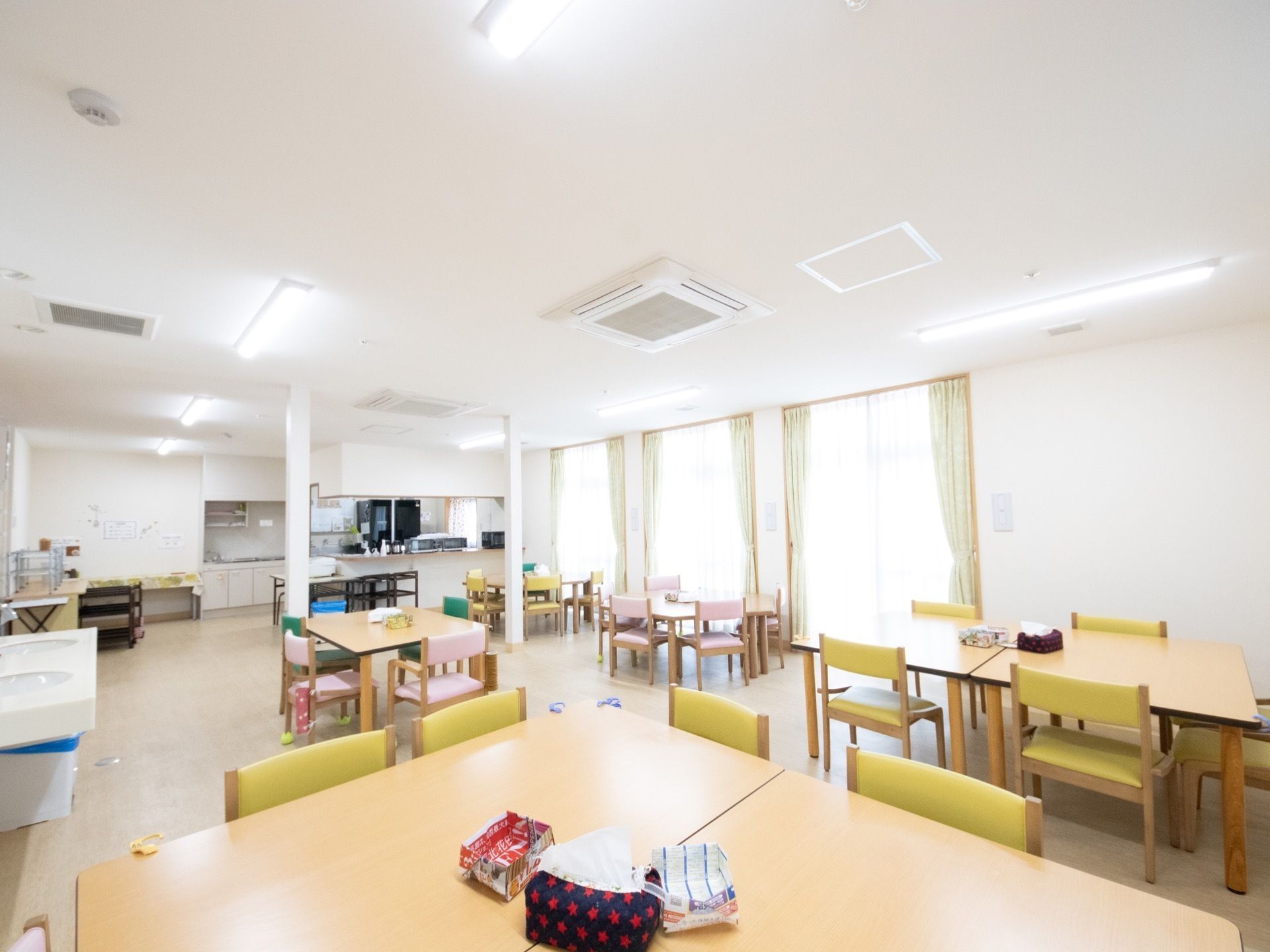 食堂には、カウンター式のキッチンがついており、スタッフは食堂の様子を確認しつつ作業することができる。