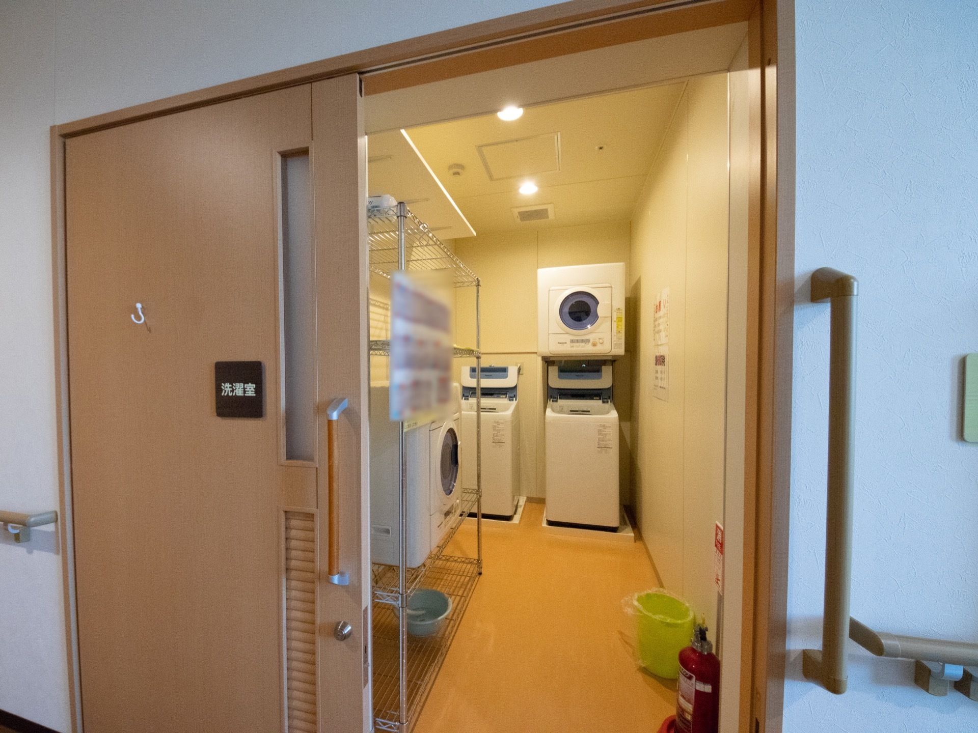 数台の洗濯機と乾燥機が備え付けられている洗濯専用の部屋。室内はしっかりと整頓されており、清潔感がある。