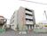 施設の外観は普通のマンションと変わりない。また出入り口は屋根がついているので雨の日でも濡れる事無く出入りができる。