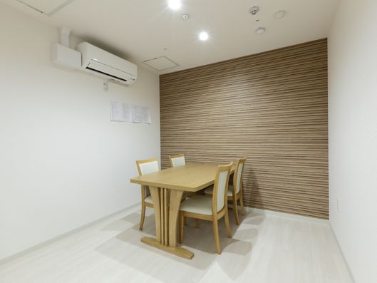 一時介護室テーブル