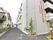 施設は住宅街の中にある。4階建ての建物となっている。施設の名前が大きくオレンジ色で記してある。建物の周りは車で移動できる。