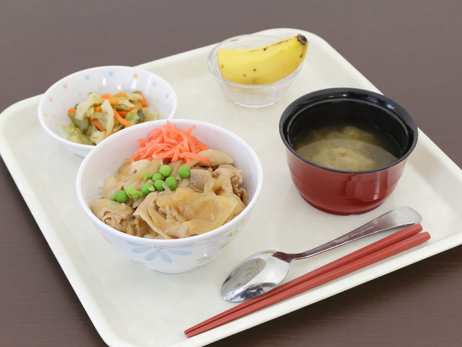 食事は前菜、メインそしてデザートの設定となっている。トレーにはお箸とスプーンが用意されている。食べにくいフルーツは小さく切ってある。