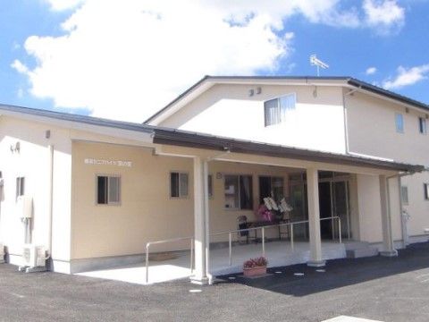 エントランスにスロープが設置された2階建ての建物