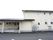 白壁の三角屋根の建物で入り口にはスロープと階段がある。施設の半分ほどが二階建てになっている。ガスはプロパンを使用している。