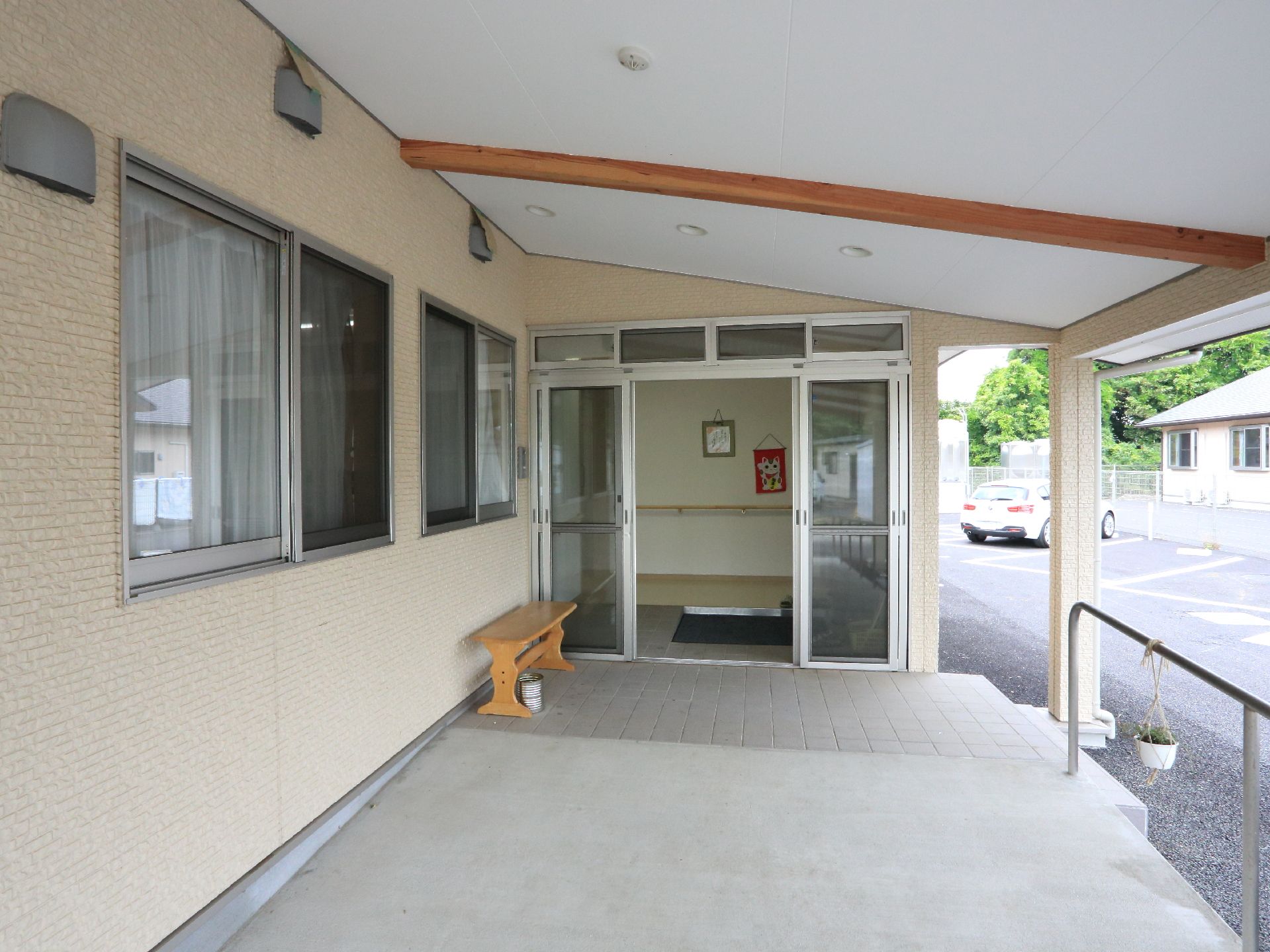 玄関前には椅子が置かれていて休む事ができる。扉は両開きで広く開閉できるので車椅子を押してそのまま入ることできる。インターホンあり。