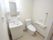 私室のトイレは水洗トイレと洗面台が設置されている。壁にはトイレと呼出用のスイッチがあり手すりもある。