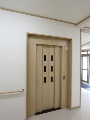 エレベーターの扉