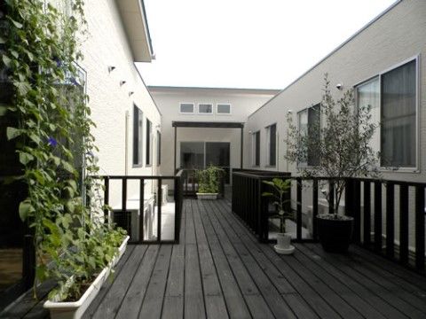 シックな雰囲気があり、様々な種類の植物が置かれているバルコニー