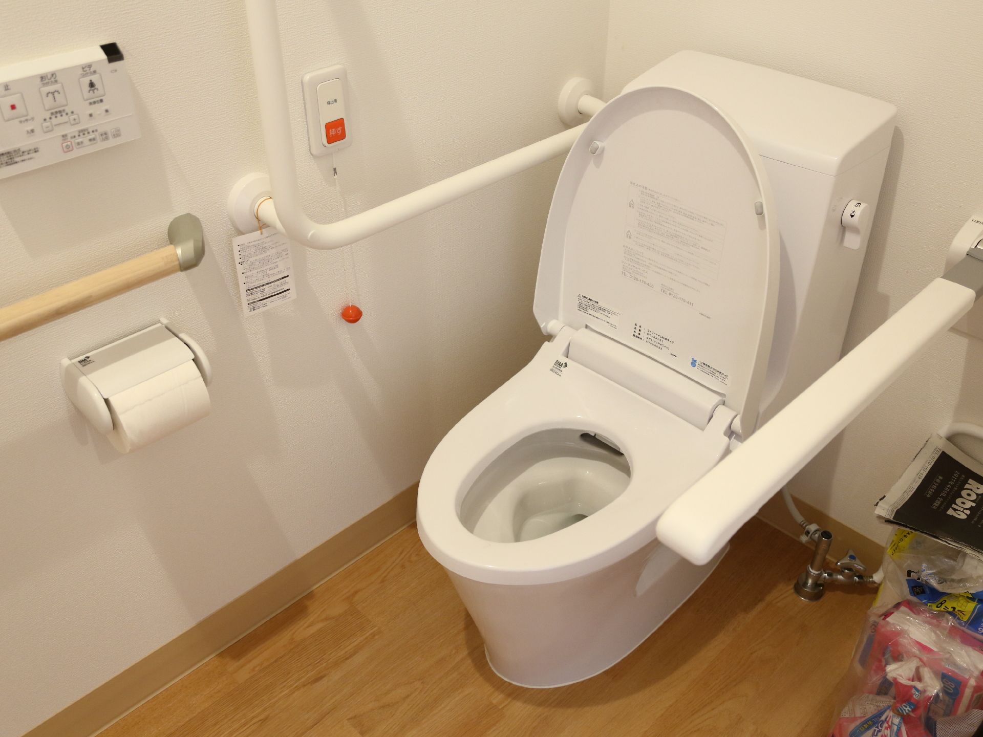 温水洗浄便座付きの洋式トイレが設置されている。壁にはL字の手すりとナースコールが付いているので、もしもの時も安心。