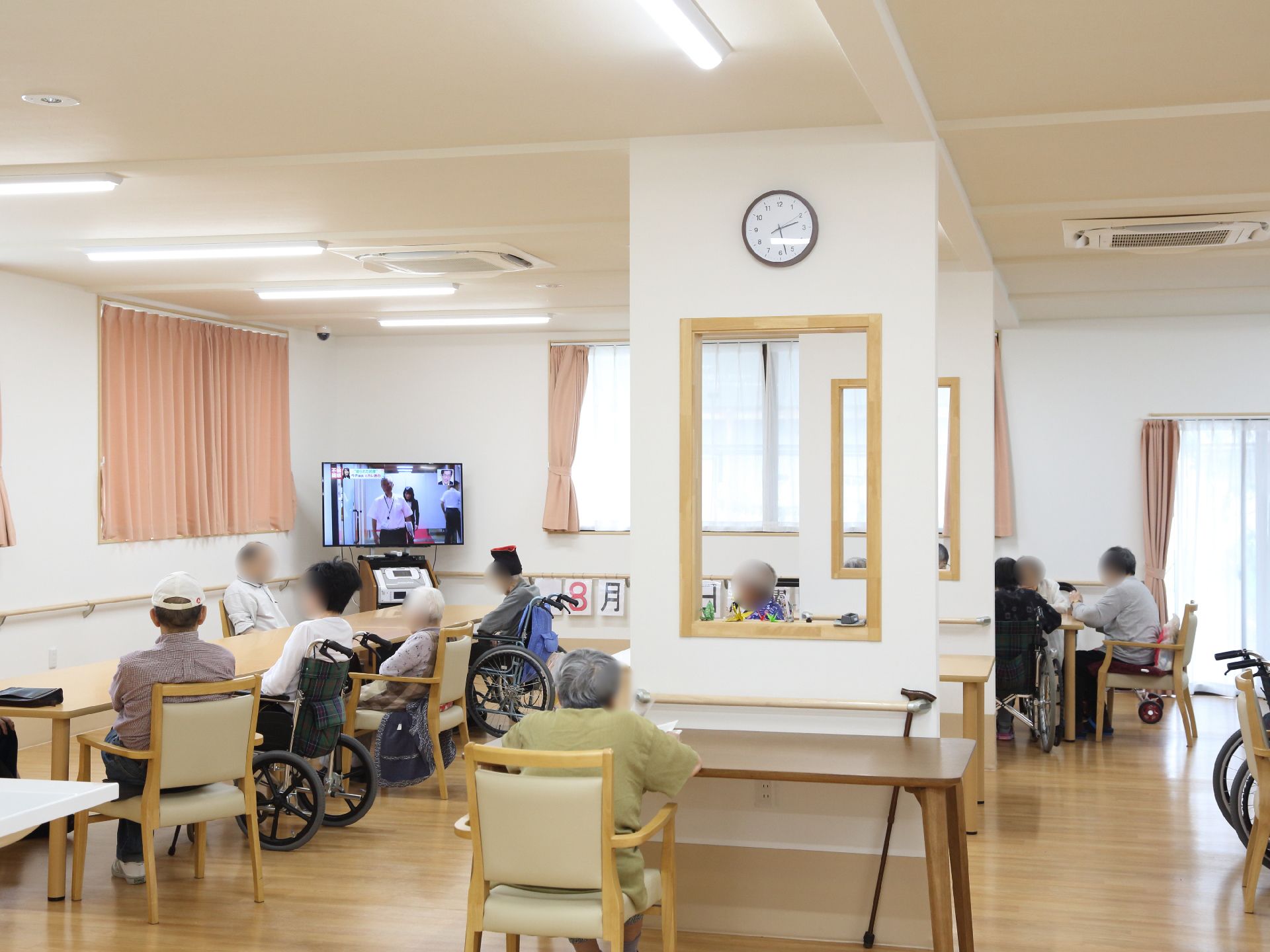 壁には手すりが設置されていて、広々としている多目的室