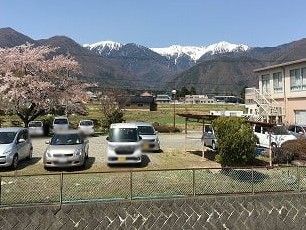 駐車場と山々の風景