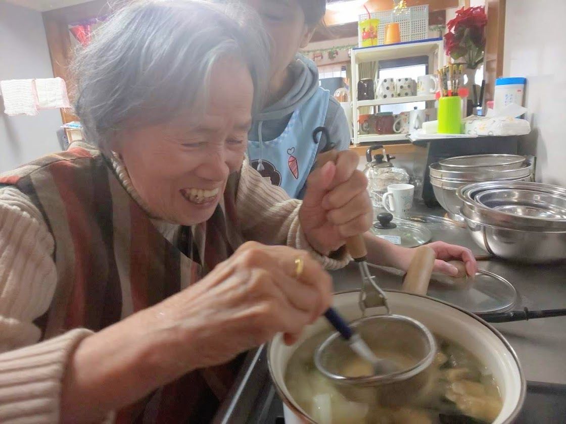 笑顔で料理を楽しむ様子