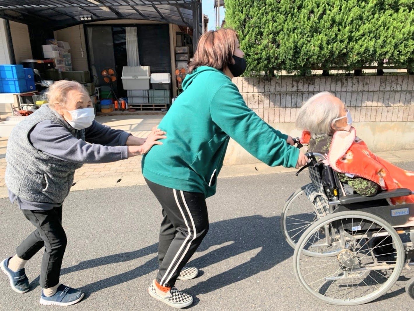 車椅子を押す様子