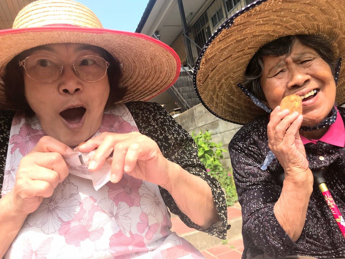 笑顔でお菓子を楽しむ様子