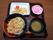 施設の食事は和食を中心としたメニュー。ご飯と味噌汁、野菜の天ぷらに煮物、お新香など栄養バランスが考えられている。