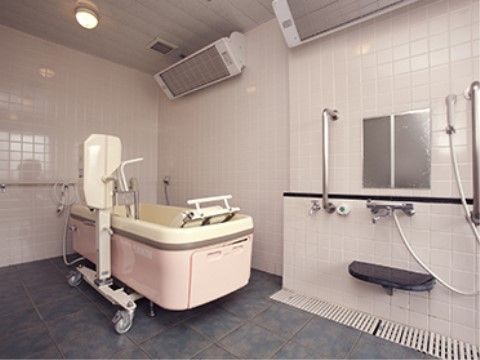 壁には手すりが設置されていて、介護用風呂がある浴室