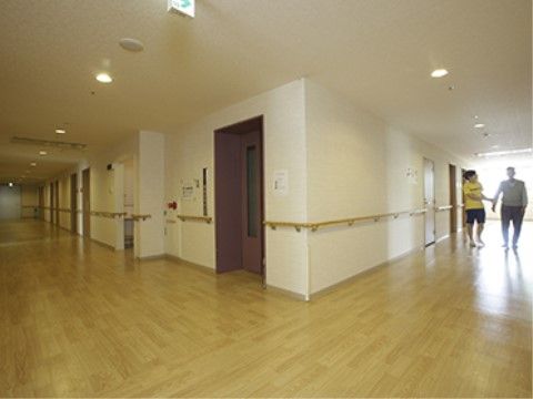 施設のエレベーター扉の前および廊下の幅は十分に広くなっており、壁には手すりが設けられ安全性が確保されている。