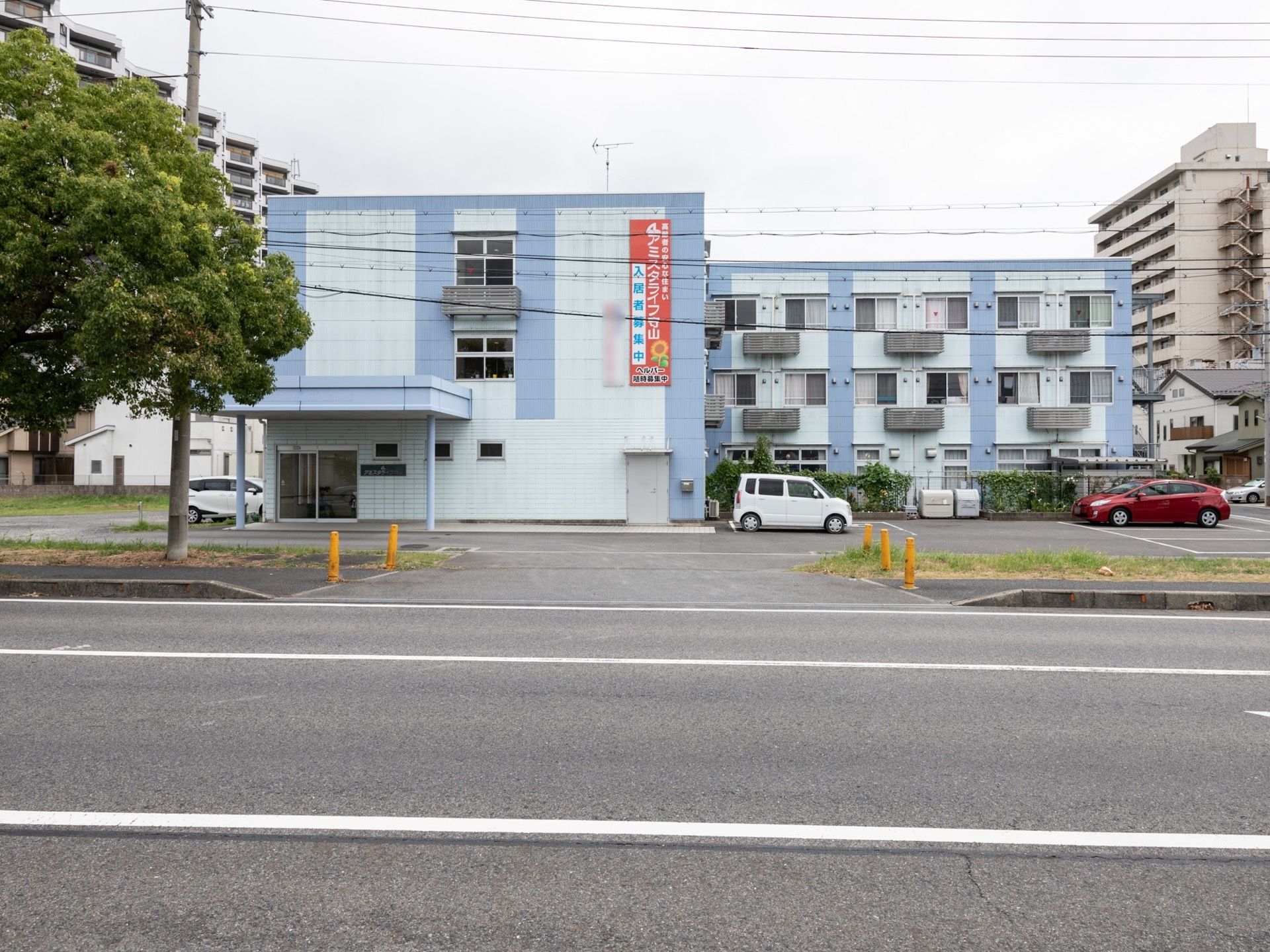 各居室にはエアコンが設置され、窓も確保されている。建物隣には専用の駐車場を完備している。歩道が整備されている。