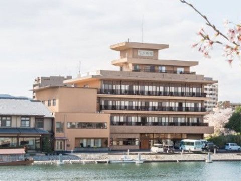 川に面していて、旅館のような雰囲気のある建物の外観