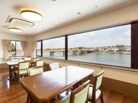 木のぬくもりが感じられるフロアには、外の景色を十分に楽しんでいただけるように、窓に沿ってテーブルが配置されている。