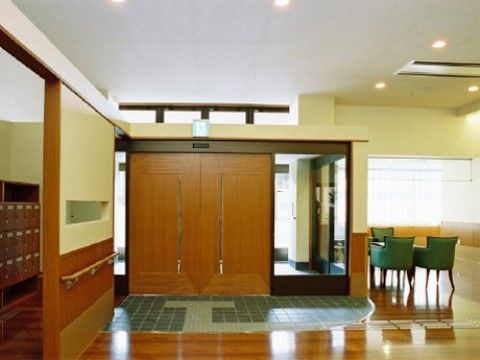 安全のため、たたき部分の段差をなくしている。玄関を入って左側のフロアには、椅子とテーブルが置かれ、来訪者様ともゆっくりと過ごしていただける。