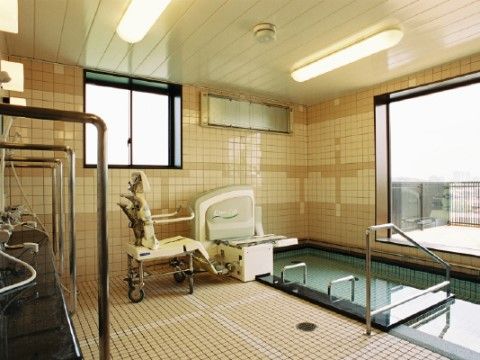 座位のまま入浴できるリフトが設置され、傍には専用のシャワーチェアが用意されている。浴槽に入る際の補助のために、手すりが取り付けられている。