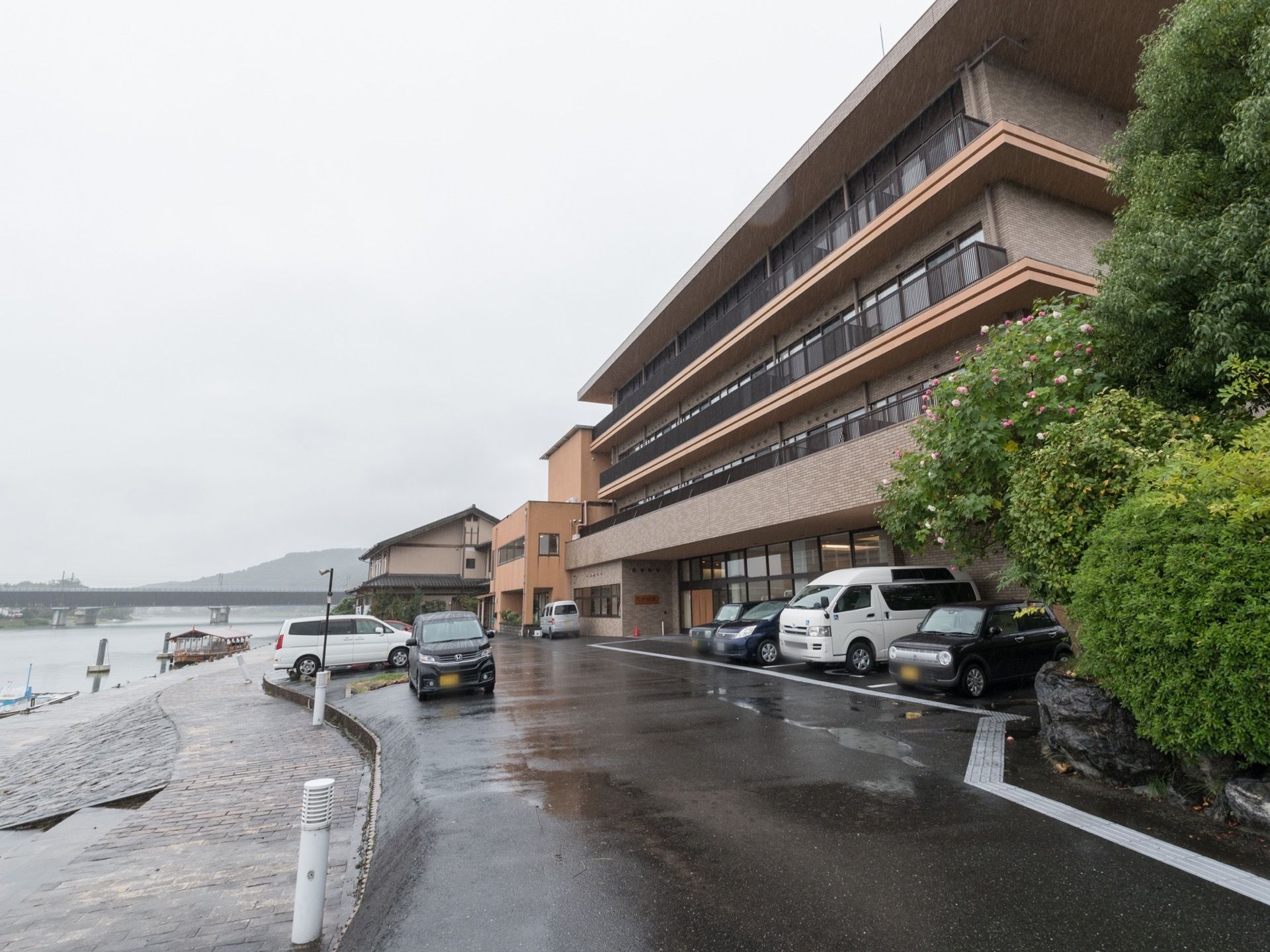 施設の建物は4階建てである。建物は川に面した場所に立地している。敷地内には駐車スペースが確保されている。
