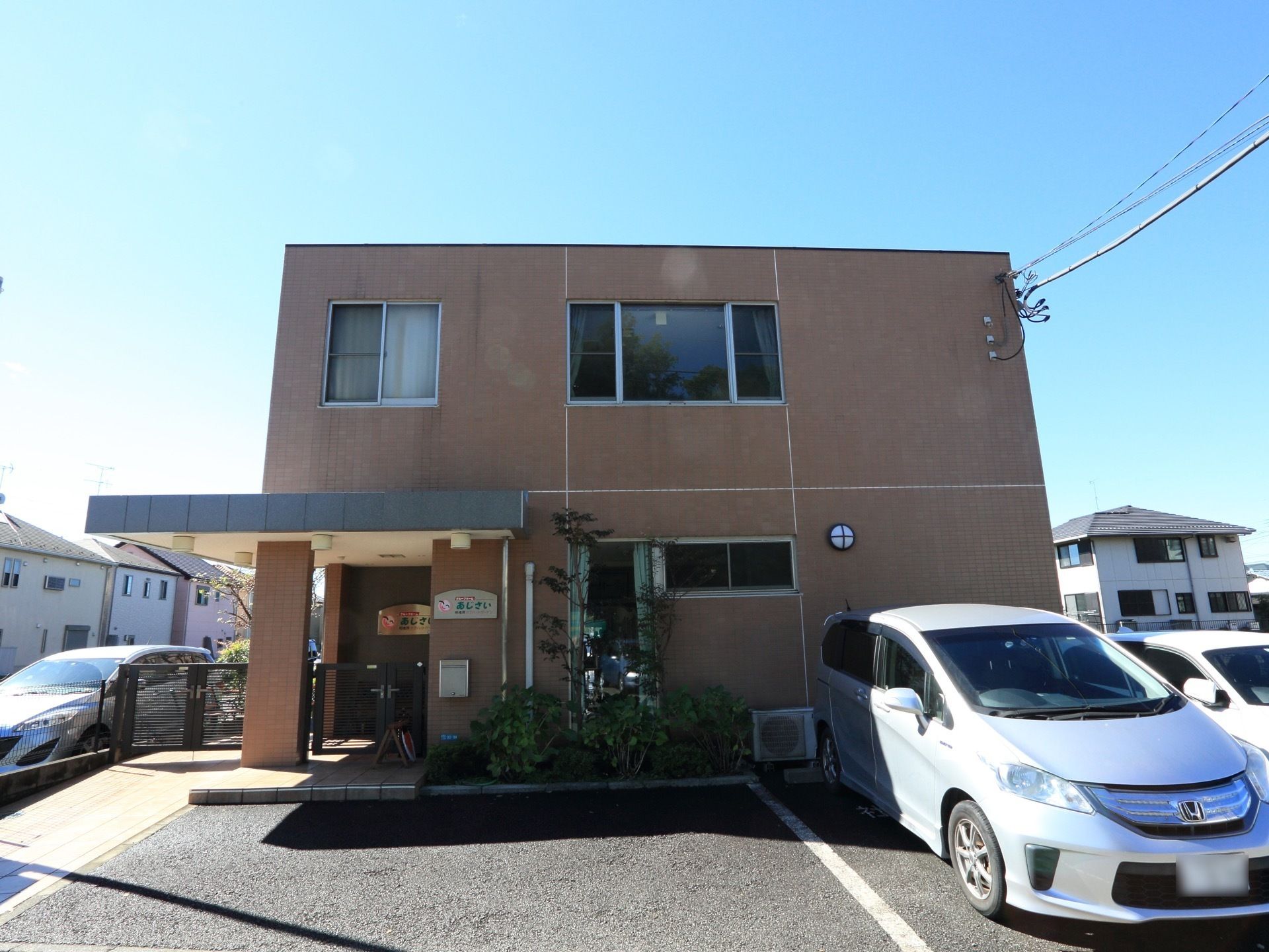 建物の入口には屋根が設置されているので、雨が降ってもすぐに濡れることはない。駐車場がすぐ前なので、移動にも負担がかからない。