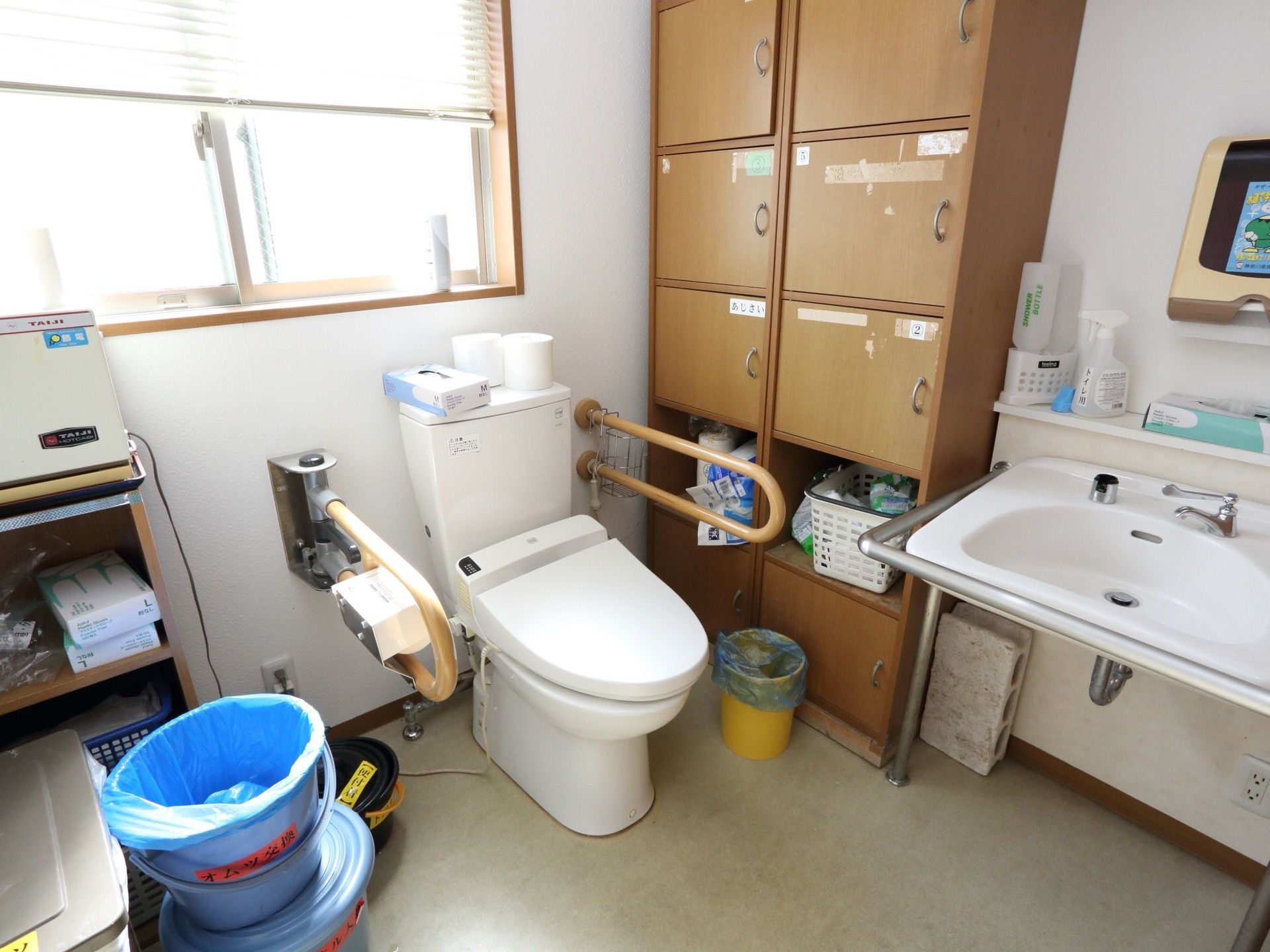 トイレのスペースは各種ゴミ用のバケツも置かれている為、比較的大きめにとられている。また、備品を置けるロッカーもある。