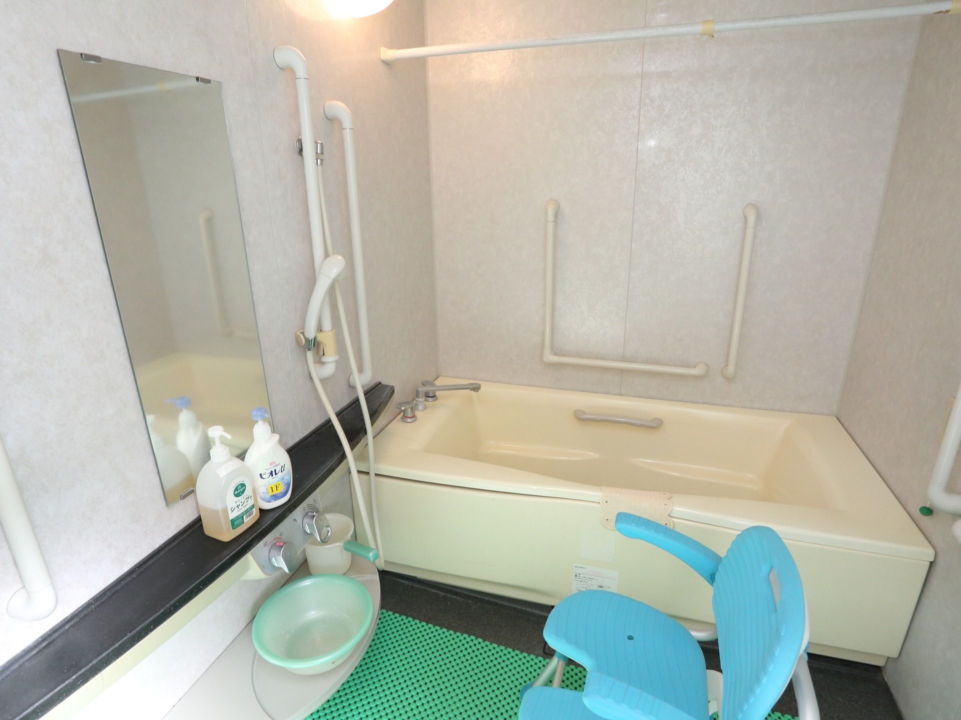 浴室自体は一般家庭にあるものと大差はない。しかし、手すりが各所に備え付けられているので、身体を支える配慮がなされている。