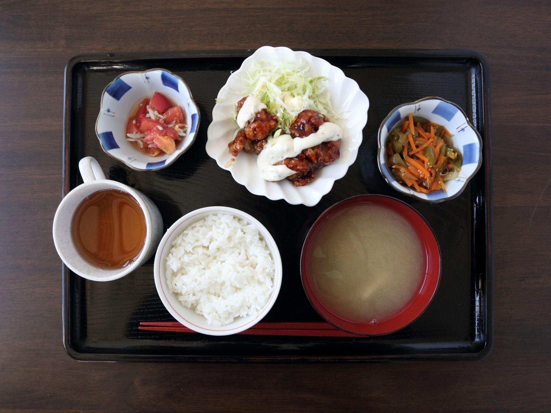 食事は、メインのおかずの他に小鉢も用意されている。無理のない量が考えられており、栄養バランスもとられている。