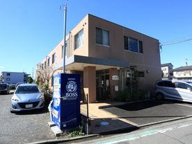 道路に面した場所に２階建の建物がある。目の前が駐車場になっているので、移動の負担が少なく利用者様に配慮されている。