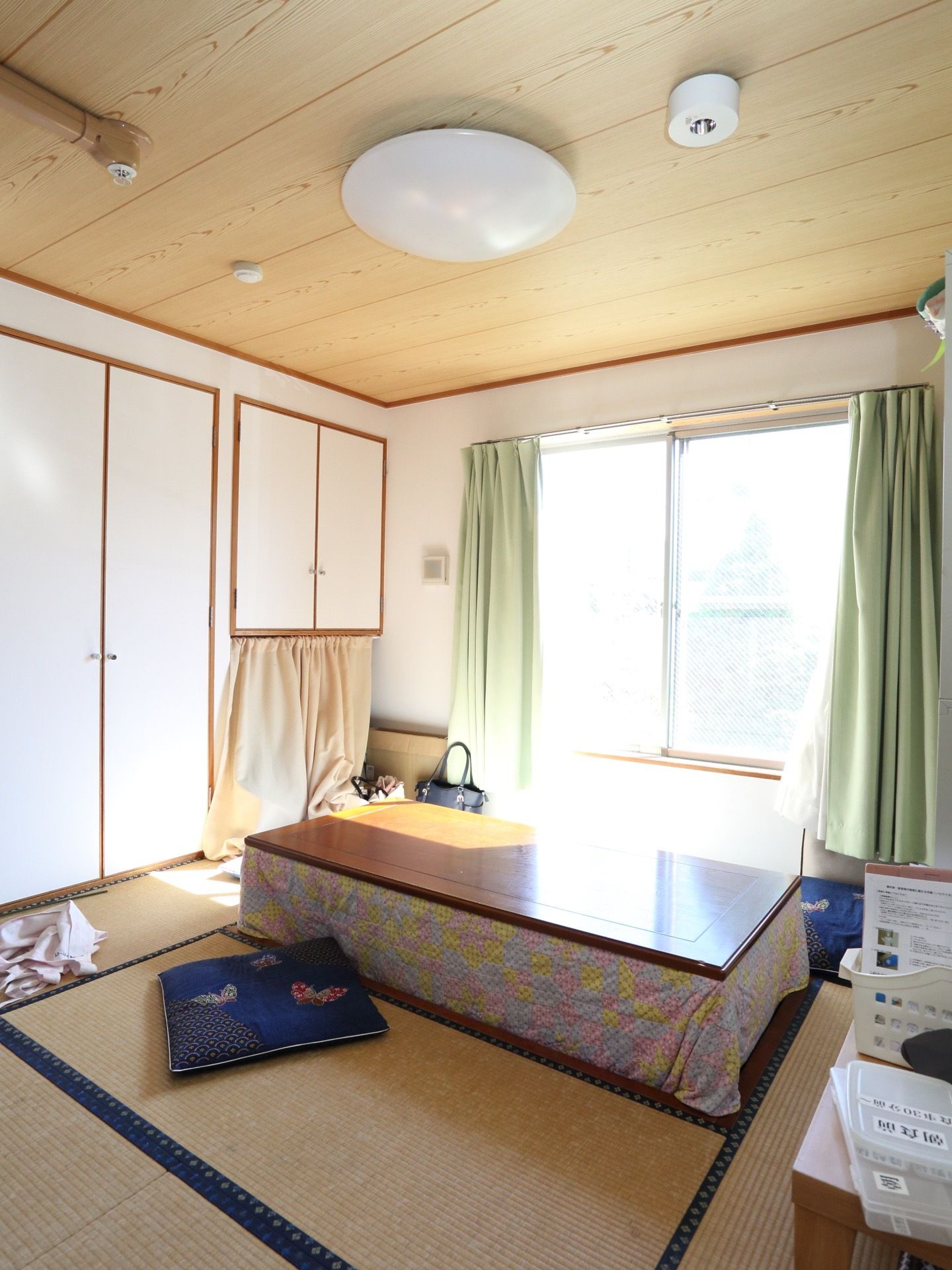 日当たりの良い和室に、コタツが用意されている。暖かい日は日差しがたくさん入るので、のんびりと過ごす事ができる。