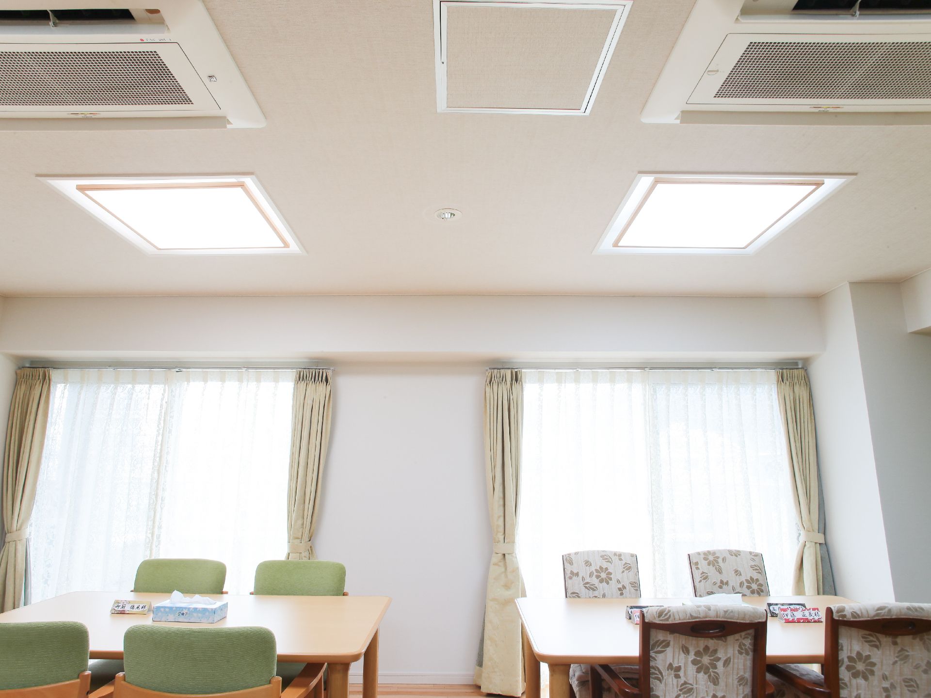 天井や壁が白く、大きな窓もある部屋でとても明るい空間になっている。イスとテーブルがあり、レクリエーションを行うこともできる。