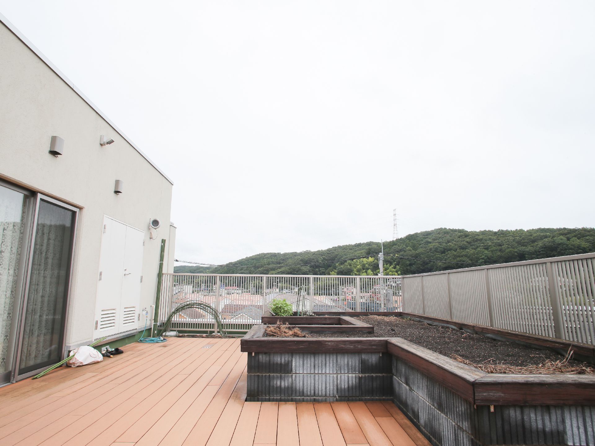 開放感のある屋上には庭園があり、土いじりをすることができる。遠くの木々も見え、自然を感じることができる。